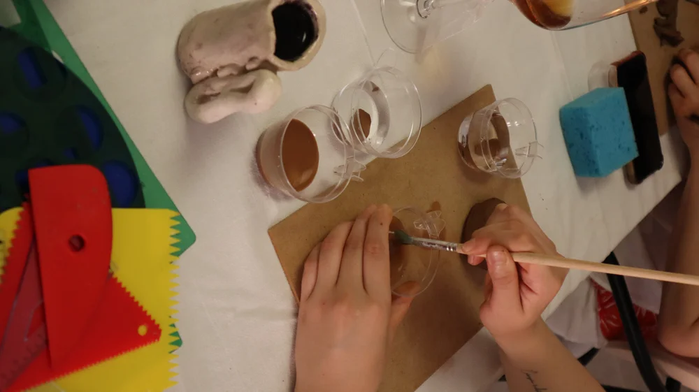 Piezas de cerámica hechas a mano secándose en el taller de Albalat dels Sorells