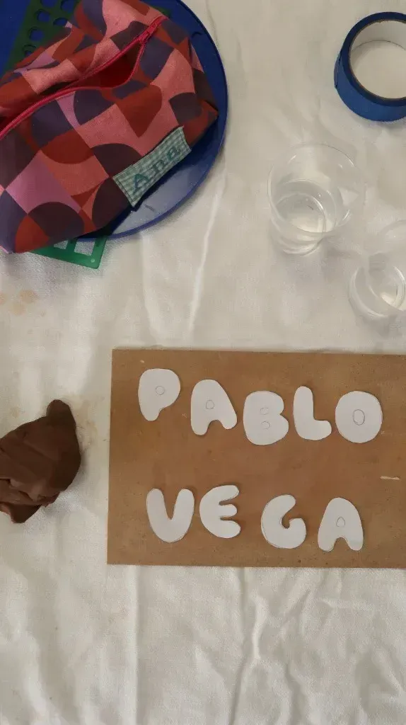 Detalles para dar la bienvenida: taller de cerámica en Valencia para crear cuadros de letras recién nacido