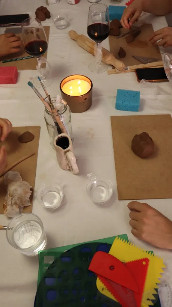 Alumnas moldeando barro y aplicando barbotina en el taller de Albalat dels Sorells