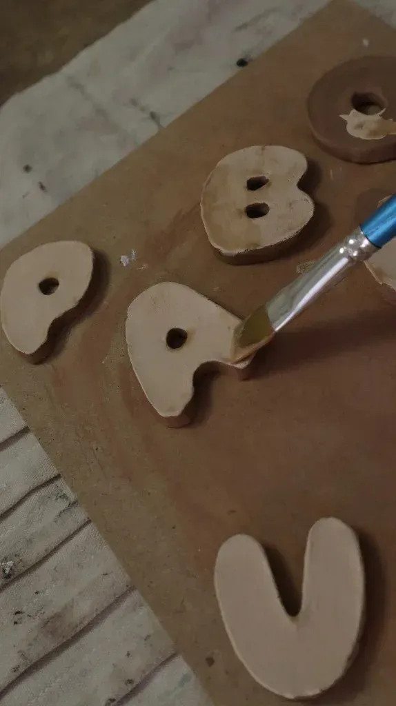 Letras de cerámica hechas a mano para recién nacido